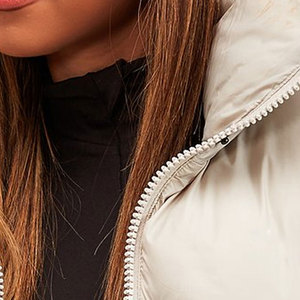 Chaqueta bomber de satén de poliéster 100% de color sólido personalizada del fabricante OEM para mujer estilo callejero de invierno al por mayor - Product Image 6