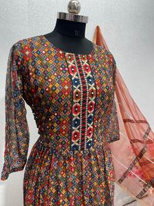 ชุดปาร์ตี้พิมพ์ลายดิจิทัลขนาดใหญ่พร้อม Dupatta ใหม่ - Product Image 2