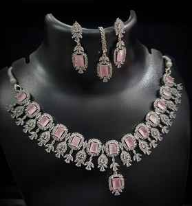 Ensemble de collier et de boucles d'oreilles de mariée de luxe pour mariage et tenue de soirée, bijoux de mode, design traditionnel élégant pour femmes - Product Image 1