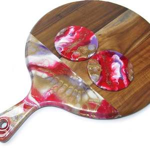 Planche à découper artisanale en résine et en bois qui répond aux besoins pratiques tout en ajoutant un charme élégant aux cuisines domestiques modernes - Product Image 1