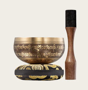 Un llamativo cuenco de canto negro y dorado se asienta sobre un cojín, con un acabado dorado en su exterior con un fondo negro - Product Image 2