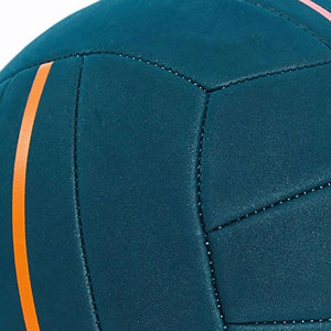 Ballon de volley-ball de taille 5 de qualité supérieure, cousu à la main en PVC et cuir PU – Ballon doux au toucher pour l'entraînement et les jeux récréatifs, fabriqué au Pakistan - Product Image 4
