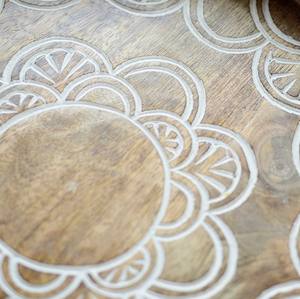 Bandeja redonda de madera natural de diseño elegante, bandeja para servir de madera de mango de grado alimenticio con asas de metal para servir y uso multiusos - Product Image 4