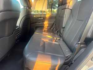 Limpio seminuevo 2022 Lexu-s LX600 lujo - Product Image 4