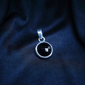 สีดำนิลเบาะเหลี่ยมเพชรพลอยกลมในจี้เงินสเตอร์ลิง925 - Product Image 1