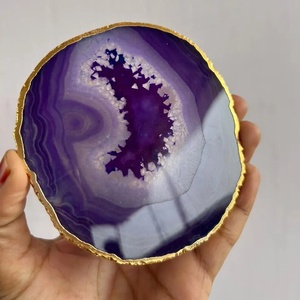 Sous-verre en agate violette avec finition plaquée or polie, design gravé, pierre naturelle du Gujarat - Décoration d'intérieur - Product Image 4