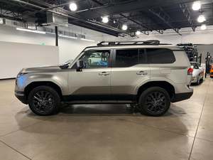 เล็กซัส GX 550 พรีเมียม AWD ปี 2024 สีเงินเมทัลลิก รถมือสอง พวงมาลัยซ้าย หลังคาซันรูฟ สตาร์ทจากระยะไกล เบาะหนัง เกียร์อัตโนมัติ - Product Image 3