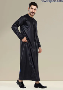 Venta al por mayor de mangas largas de color sólido Iijabia Vietnam importado Chamak Dhamak tela omaní Thobe Jubba para hombres-Negro - Product Image 3