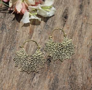 2025 nouveauté boucle d'oreille en laiton de qualité supérieure conception perforée mignonne antique au prix de gros - Product Image 1