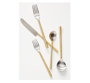 Service de couverts en acier inoxydable avec poignée en or au design moderne parfait pour toute table à manger élégante - Product Image 1