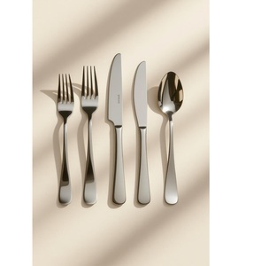 Juego de Cubiertos de acero inoxidable con acabado plateado, donde la elegancia moderna se une a la fuerza duradera para experiencias gastronómicas inolvidables - Product Image 1