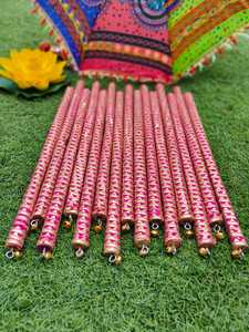 แท่งไม้ของ Dandiya ทำด้วยมือสีตามสั่งแท่งไม้สำหรับฉลองเทศกาล Navratri ขนาด14นิ้ว - Product Image 2