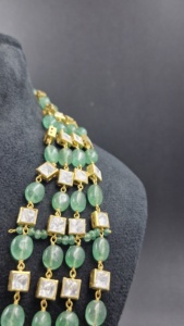 Collier statement en argent 925 plaqué or, 4 brins, quartz vert, moissanite Polki |   Vente en gros de vêtements de mariée indiens |   Quantité minimale de commande faible - Product Image 3