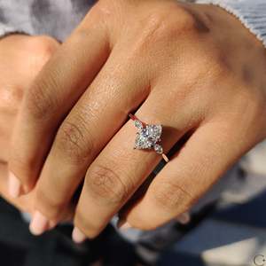 Bague de fiançailles en diamant marquise avec sertissage à 3 pierres - Product Image 3
