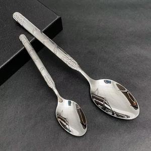 Lujo 18/0 Acero inoxidable 4 piezas Plata con cucharas para servir Vajilla Cubiertos Juego de cubiertos para fiestas de boda - Product Image 6