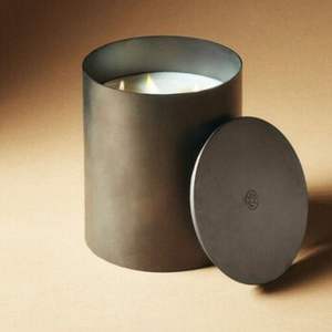 Bocaux à bougies en métal faits à la main, conçus pour des mélanges de cire de qualité supérieure, offrant une lumière ambiante chaleureuse et une atmosphère aromatique apaisante. - Product Image 6