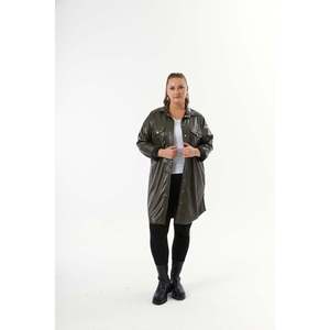 Chemise tunique oversize en similicuir pour femme RMG, couleur kaki, avec fermetures à boutons pression et fentes latérales, haut tendance grande taille pour un usage décontracté - Product Image 2
