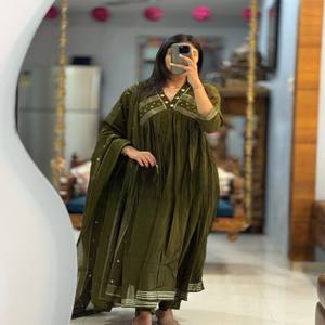 Conjunto de Traje de Algodón Puro VASTRA COTTAGE para Mujer con Top Estampado en el Cuello Hecho a Mano, Pantalón y Dupatta, Conjunto Étnico Cómodo para Uso Diario - Product Image 6