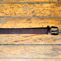 Ceinture personnalisée vintage en cuir de buffle perforé robuste, finition latérale bruni, motif écossais, boucle carrée en laiton antique 40mm, unisexe