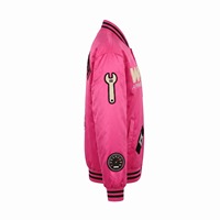 Blouson Bomber Oversize en Satin Unisexe Rose Vif Noir avec Patchs en Chenille Doublure Sublimée Personnalisable OEM Streetwear Boutons sur le Devant