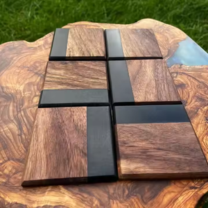 Dessous de verre en noyer en bois au design de luxe Dessous de verre en noyer fait main au design moderne par Crescent Crafts - Product Image 2