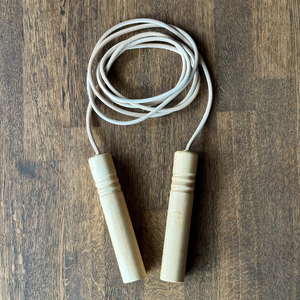 Cuerda de Saltar de Cuero con Mango de Madera - Product Image 2