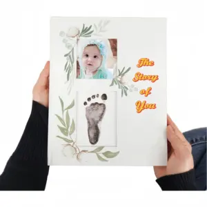 Couverture en papier entièrement personnalisable Milestone Journal Baby First Year Memory Book - Product Image 1