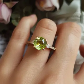 Belle bague ronde en saphir vert avec des accents de diamants en or-parfaite pour les fiançailles et les occasions spéciales