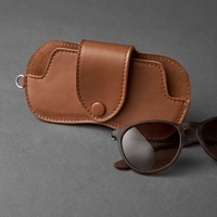 Vente en gros d'étui à lunettes marron vintage fait à la main étui à lunettes étui à lunettes en cuir support personnalisé spécial tour de cou