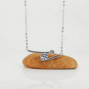 สร้อยคอเงินแท้ 925 รูปตะเกียบ ประดับเพชรโมอิสซาไนต์ทรงบริลเลียนต์ 1 กะรัต 2 เม็ด จี้เก๋ไก๋ ของขวัญวันวาเลนไทน์สุดฮิตจากโรงงาน - Product Image 1