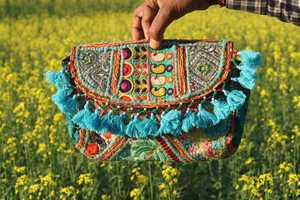 Embragues de tela de estilo tribal bordados hechos a medida con borlas ideales para tiendas de accesorios de moda para reventa - Product Image 3