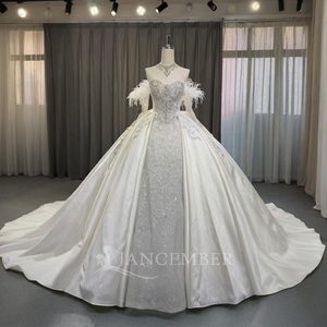 Vestido de Novia de Gala OY014 Exclusivo con Escote Corazón, Satén, Plumas, Cola Capilla y Flores de Encaje - Product Image 1