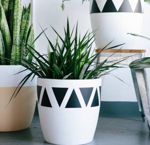 Ensemble de pots de fleurs en céramique à motif montagneux de luxe, porte-plantes décoratif d'intérieur durable, accent élégant pour la maison - Product Image 4