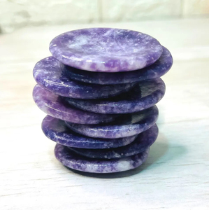 Vente en gros de lépidolite naturelle pierre d'inquiétude pierre précieuse sculptée pierre de pouce pour le soulagement de l'anxiété énergie calmante stress guérison amour - Product Image 5