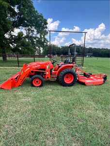 Tractor de ruedas Kubota LA355 con cargador frontal y accesorio de segadora, color rojo, con bomba hidráulica MOOG, capacidad de carga nominal de 9 toneladas. - Product Image 5