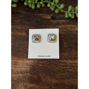 Pendientes de botón de plata esterlina y bálfalo blanco hechos por Navajo con engaste geométrico y diseño incrustado - Product Image 1
