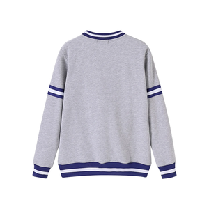 Sudadera de Cuello Redondo de Chenilla Gris Invierno Zeta Phi Beta 1920 |   Sudadera Unisex Ecológica con Logotipo Griego Bordado en Azul y Blanco - Product Image 3