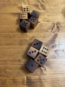 Dados de Madera Premium Hechos a Mano con Madera Natural para Coleccionistas y Amantes de los Juegos de Mesa - Product Image 3
