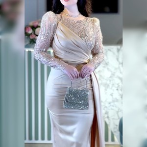 Robe de soirée vintage en satin à manches courtes ornée de motifs - Product Image 1