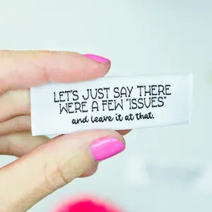 Étiquettes de vêtements imprimées en polyester de haute qualité Étiquettes de taille de pli d'extrémité tissée avec logo personnalisé pour T-shirts et chaussures - Product Image 1