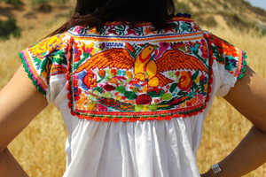 Blouse folklorique mexicaine 100% coton gazeux, brodée à la main, avec des broderies très détaillées, style paysan - Product Image 2