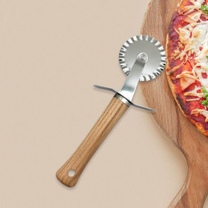 Cortador de Pizza y Ravioles de Acero Inoxidable Personalizado de Primera Calidad con Mango de Madera de Fresno y Diseño Antideslizante - Product Image 1