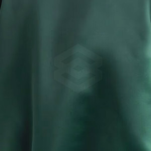 Chaqueta Bomber de satén Una capa audaz que habla volúmenes Es una chaqueta Bomber de satén - Product Image 4