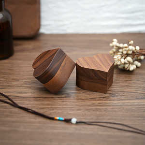 Caja de anillo en forma de corazón de madera de nogal ecológica, colgante de pared, regalo de boda y decoración del hogar hecho en India - Product Image 1