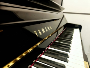 Piano droit Yamaha U1A haut de gamme, 88 touches, finition noire, design classique, touches lestées, plancher en bois massif, montage au sol - Product Image 6