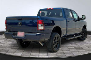 CAMIONETA USADA EN BUEN ESTADO 2024 2500 Big Horn Crew Cab 4WD Volante a la Izquierda ACC Neumáticos R19 Asientos de Tela con Interior Oscuro - Product Image 5