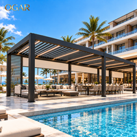 Pergola en aluminium architecturale avec système de contrôle solaire par lamelles rotatives motorisées pour les espaces extérieurs commerciaux