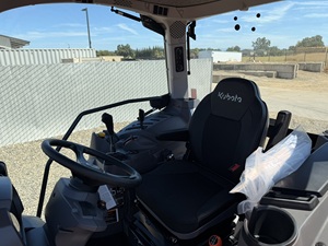 Tracteur Kubota L3770 avec chargeur frontal rouge 4x4, équipement agricole - Product Image 4