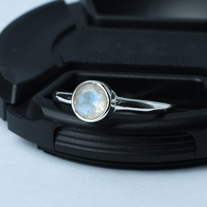 Vente en gros de bagues en pierre de lune en argent sterling 925 pour hommes et femmes, pierres précieuses fines originales faites à la main en Inde pour mariage et fête - Product Image 2