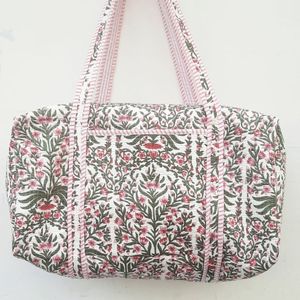 Sac de sport en coton matelassé fabriqué à la main de luxe Sport fermeture à glissière sécurisée Portable pour une utilisation polyvalente Weekender durable - Product Image 1
